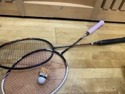 バドミントンやりたい人集まれ〜