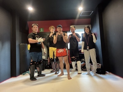 元K-1ファイター鈴輝勇太さんのお店焼肉屋鈴輝はなれ堺東店３階ジムにて室内練習！大阪でムエタイ、キックボクシング、ボクシングのミット打ち＆受けサークル第４部！